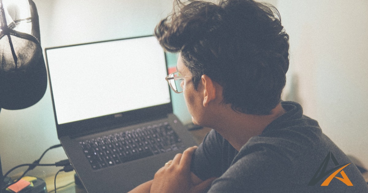 Formation e-learning en génie civil : ingénieur suivant un module en ligne sur son ordinateur portable