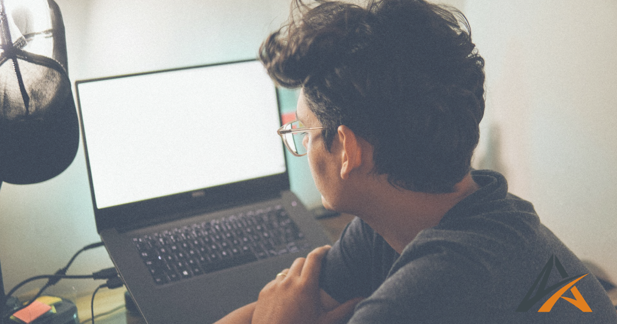 Formation e-learning en génie civil : ingénieur suivant un module en ligne sur son ordinateur portable