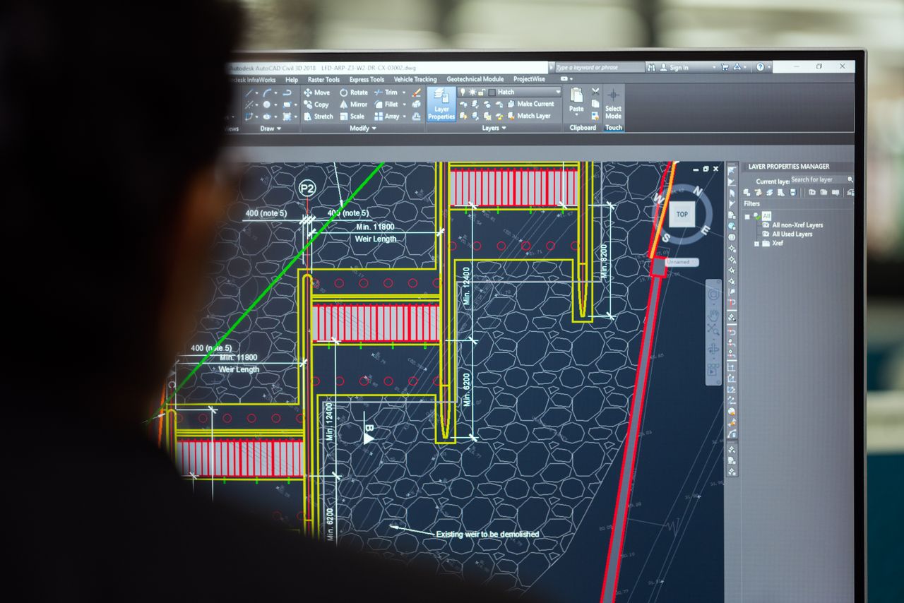 Plan d’un seuil hydraulique dessiné dans AutoCAD Civil 3D, affiché sur un écran de bureau d’études