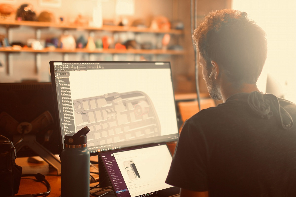 Ingénieur en génie civil travaillant sur un logiciel de conception CAO et de modélisation BIM à son bureau