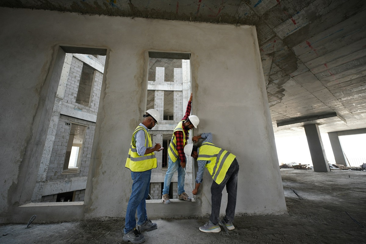 Professionnels de différentes spécialisations en génie civil collaborant sur un chantier
