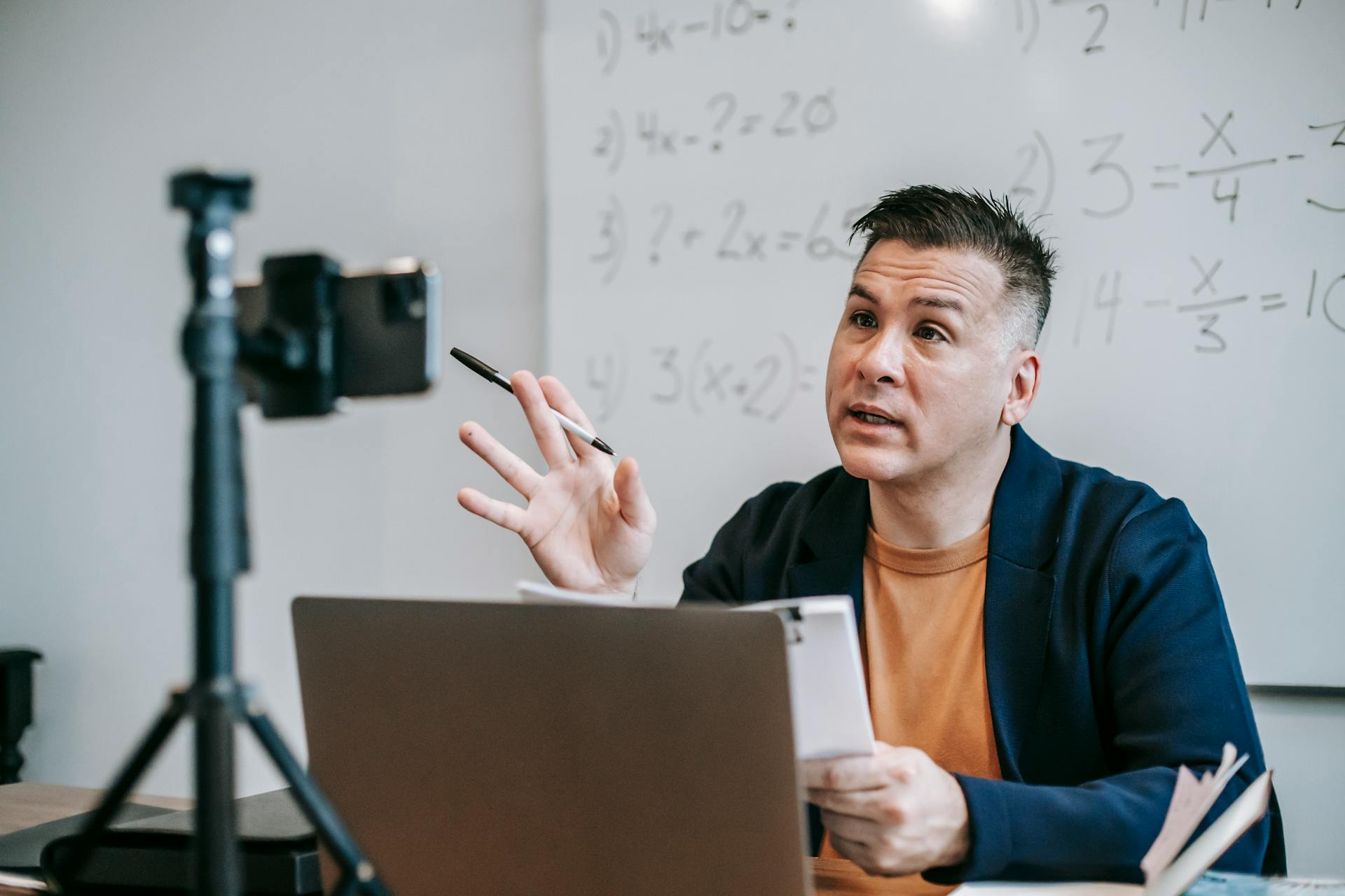 Formateur dispensant un cours en ligne et en live pour une formation en génie civil devant une caméra