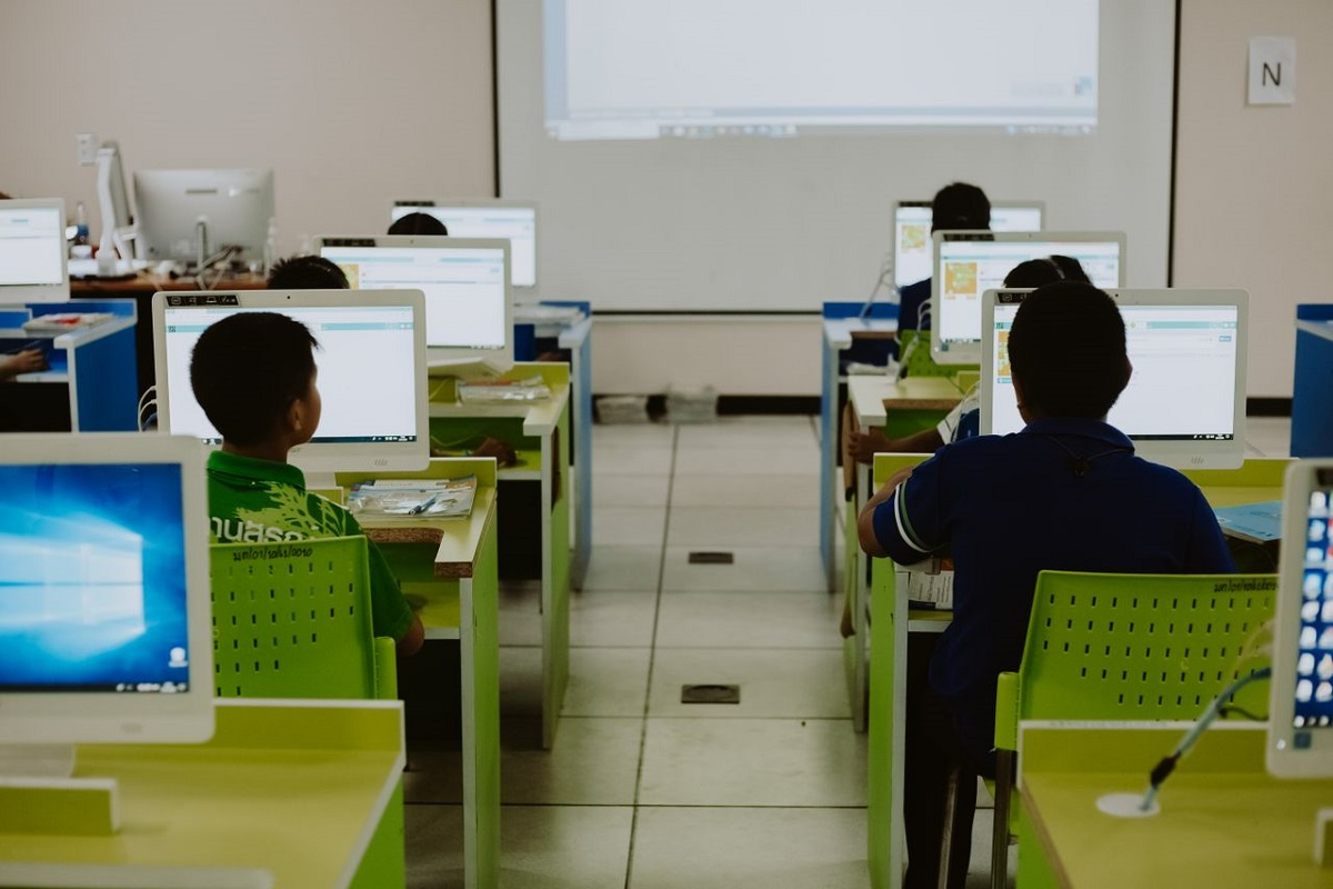Équipe participant à une formation génie civil sur mesure pour bureau d'études en salle informatique