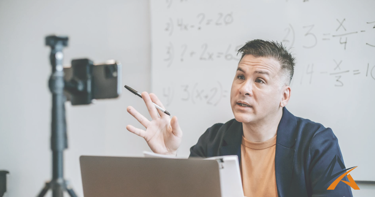 Formateur dispensant un cours de formation génie civil à distance devant une caméra
