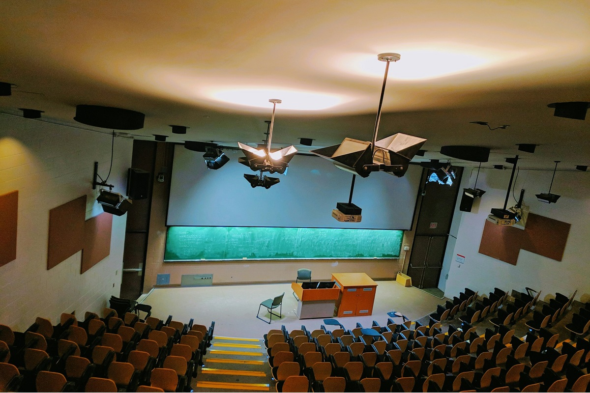 Vue d'un grand amphithéâtre universitaire vide, illustrant l'importance de bien choisir son école pour une formation génie civil et les erreurs à éviter lors de la comparaison.