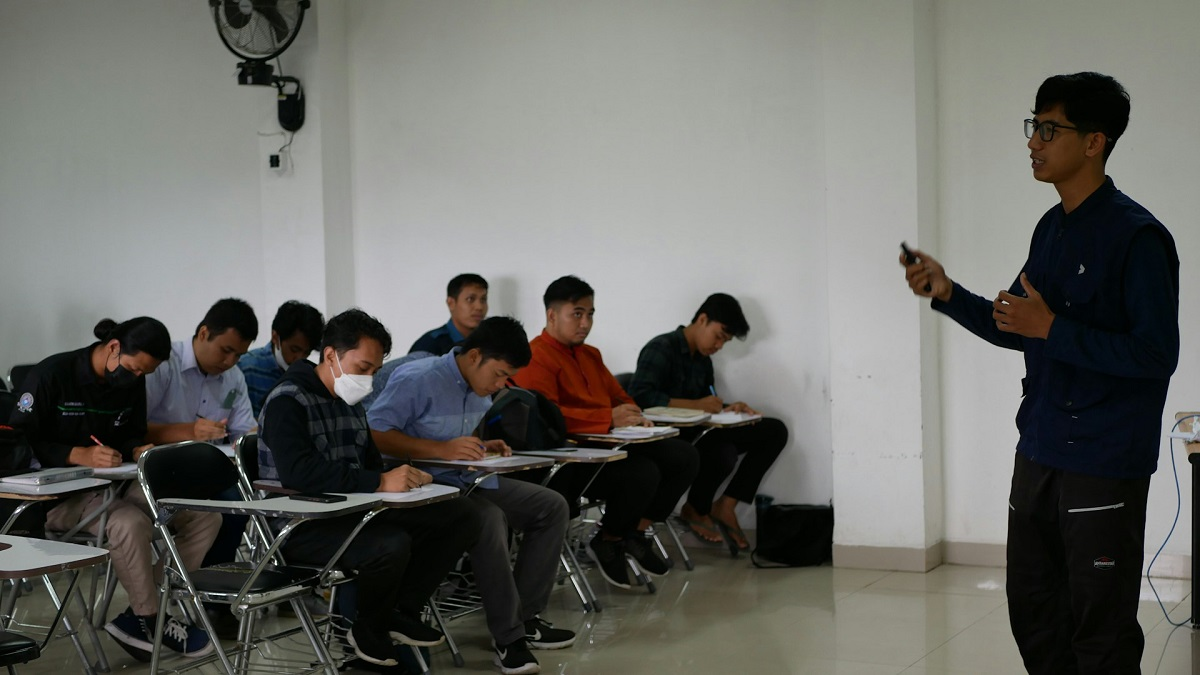 Formateur et ingénieur praticien animant un cours devant des étudiants en formation génie civil