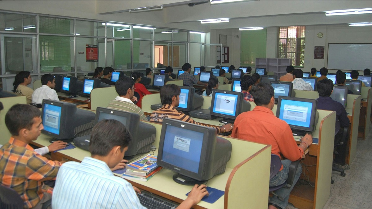 Étudiants travaillant sur des ordinateurs en salle informatique durant une formation génie civil