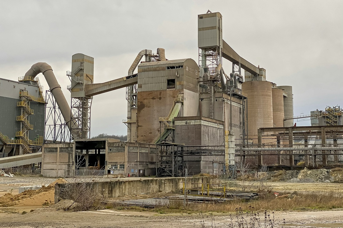 Cimenterie industrielle illustrant la forte empreinte carbone des matériaux traditionnels dans les projets de génie civil environnement.
