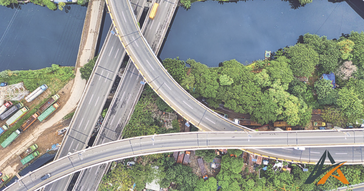Vue aérienne d'infrastructures routières traversant un espace vert, illustrant les défis du génie civil environnement.