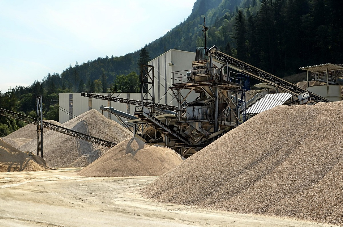 Carrière de traitement et stockage de granulats, illustrant le choix raisonné des matériaux en génie civil environnement.