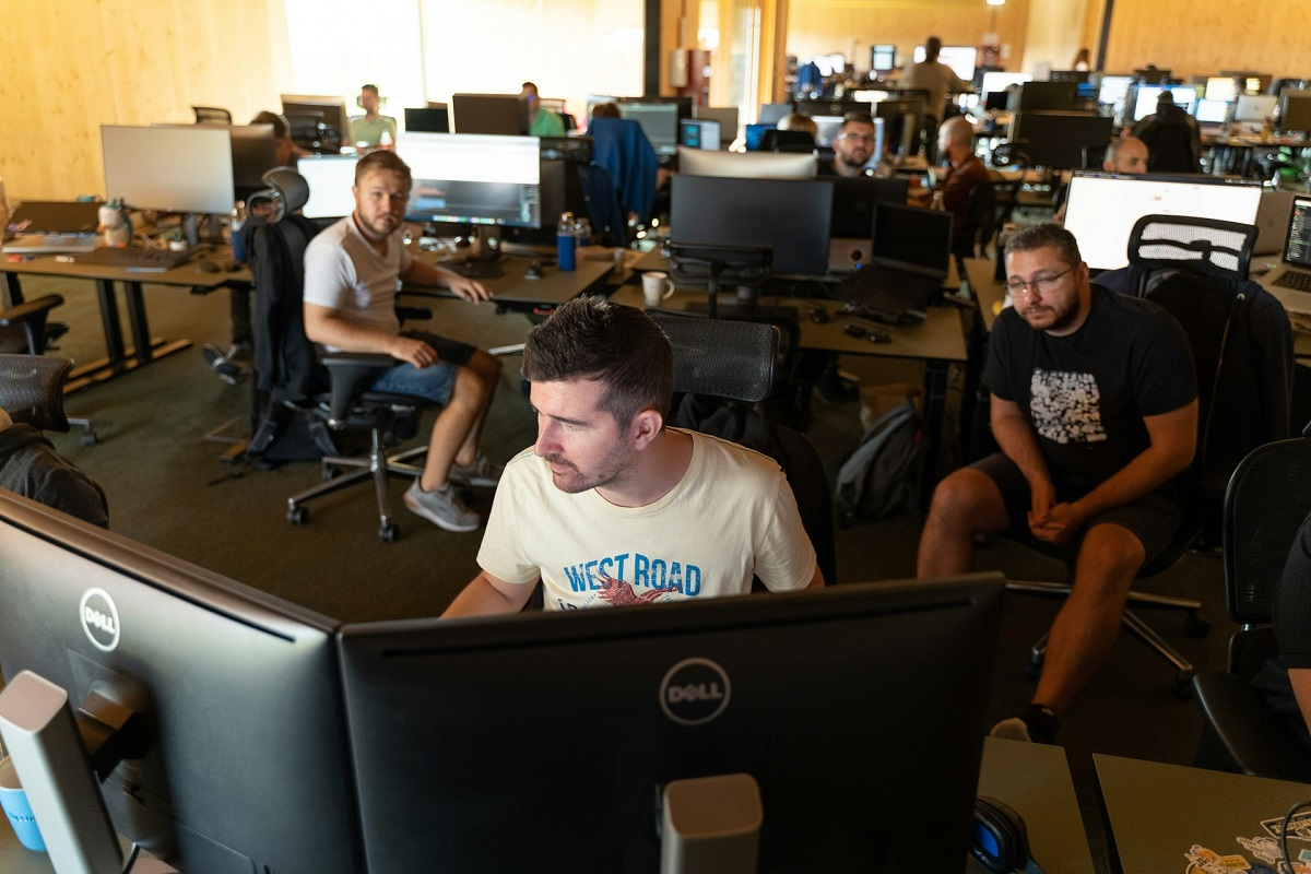 Équipe d'ingénieurs en bureau d'études travaillant sur postes informatiques dans le cadre d'une formation continue en génie civil.