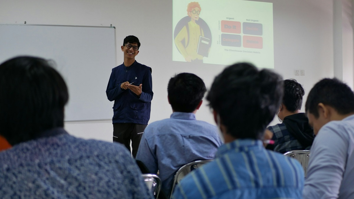 Formateur animant une session de formation continue en présentiel devant des ingénieurs en classe.